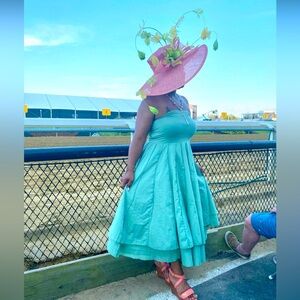Mint green strapless dress #racingfashion #preakness #derby